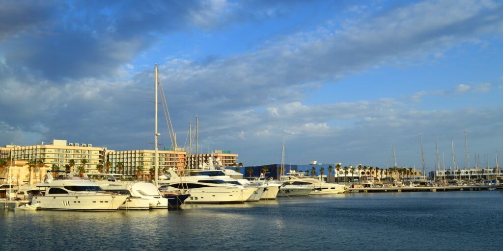 Waterfront van een badplaats met gebouwen en bootjes in de haven