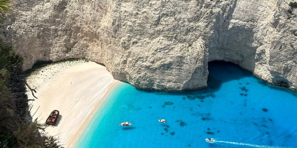 Baai met turquoise water tussen hoge witte kliffen op Zakynthos